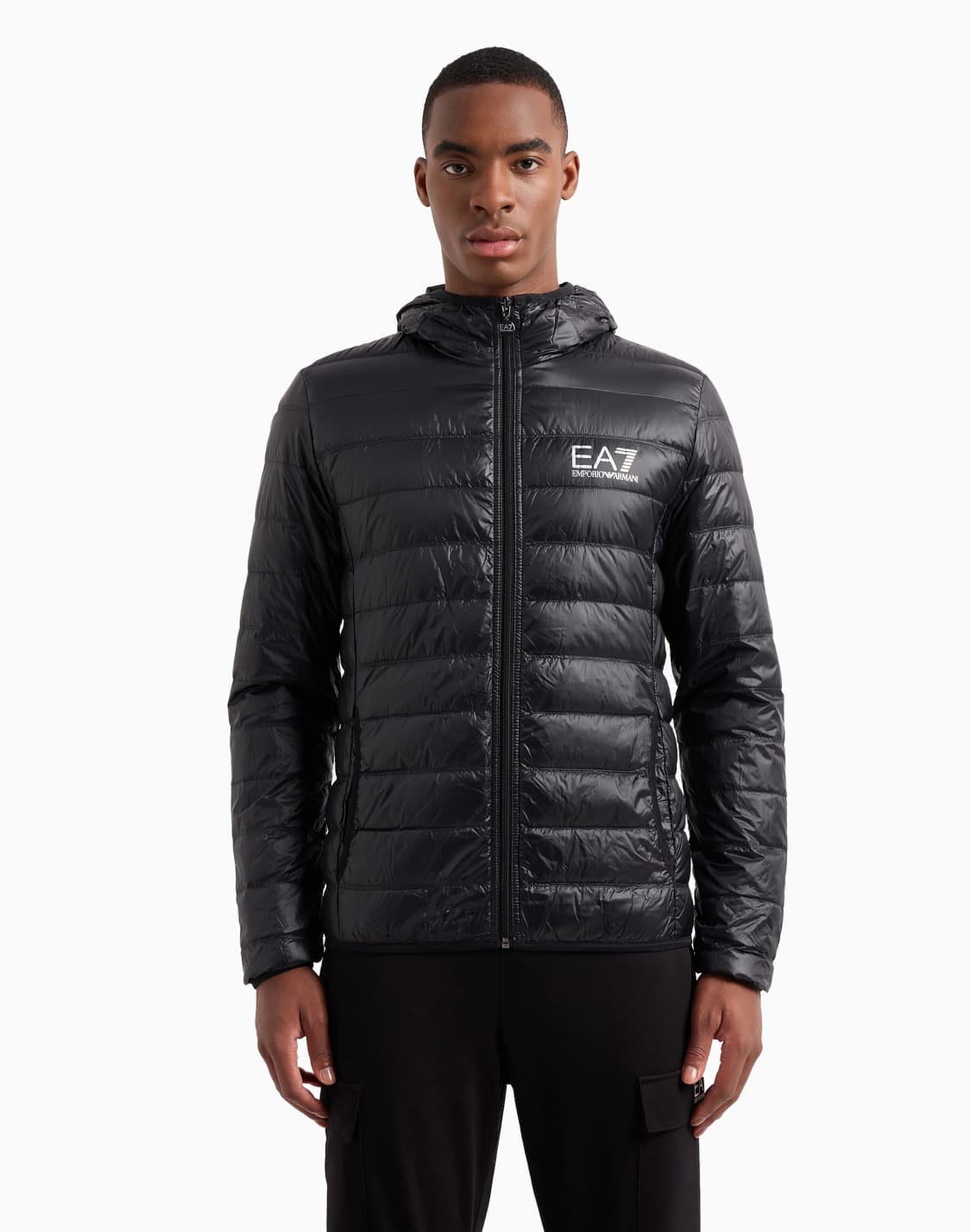 chaqueta-acolchada-plegable-core-identity-con-capucha-negro--ea7
